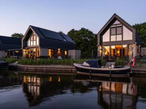 Water villa with private mooring on the Slotermeer